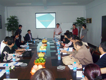 董事長(zhǎng)接見(jiàn)來(lái)訪客人并給來(lái)訪客戶介紹公司發(fā)展概況