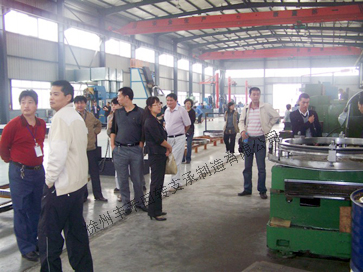 董事長(zhǎng)接見(jiàn)來(lái)訪客人并給來(lái)訪客戶介紹公司發(fā)展概況